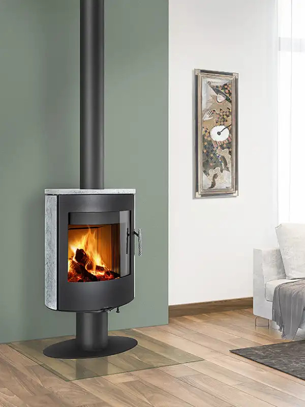 Poêle à bois Romotop Ovalis T dans un salon avec parquet
