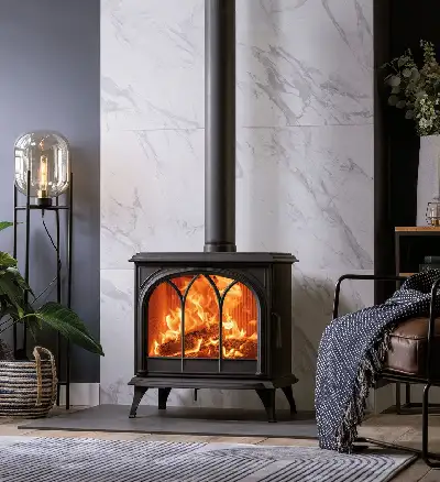 Poêle à bois Stovax Huntingdon 40 dans un salon cosy