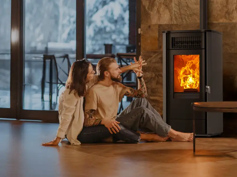 Couple devant un poêle à granulés canalisable HOBEN H9C