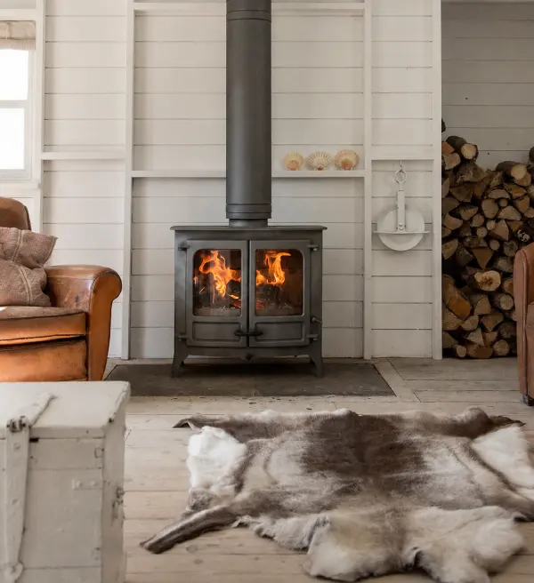 Poêle à bois Charnwood Island II dans un cottage