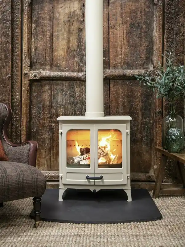 Poêle à bois Charnwood Island II dans une cheminée