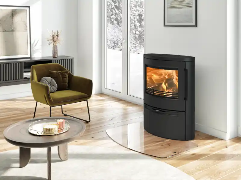 Poêle à bois TermaTech TT55R dans un salon sur parquet