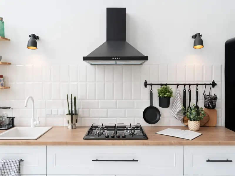 Hotte dans une cuisine traditionnelle