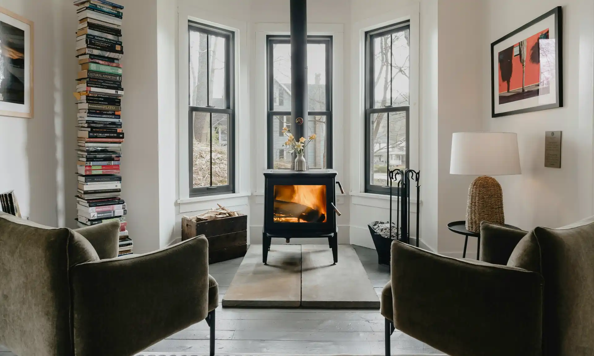 Vieux poêle à bois dans un salon